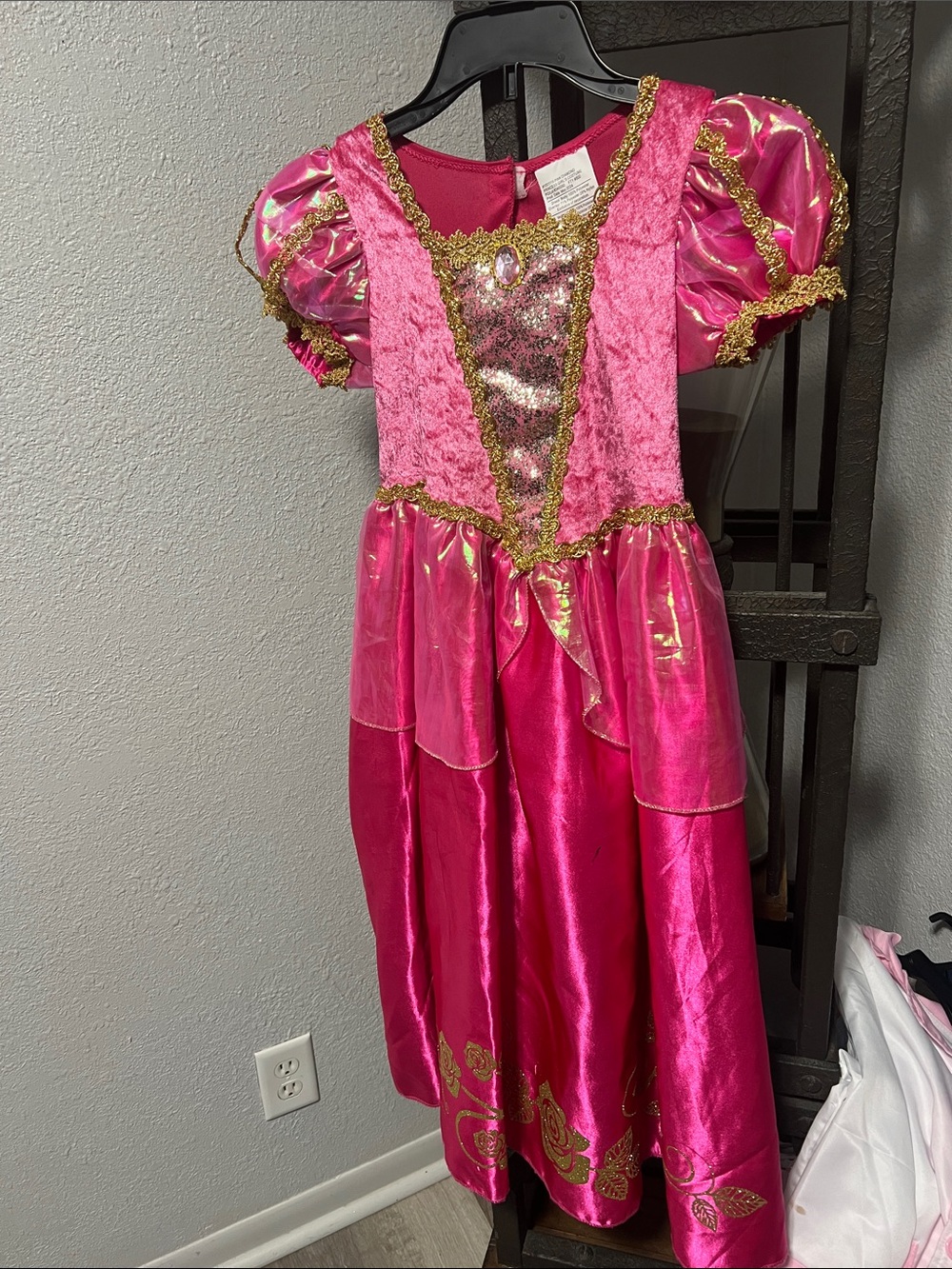Girls Halloween costumes- princess dress Size small 6-8 girls